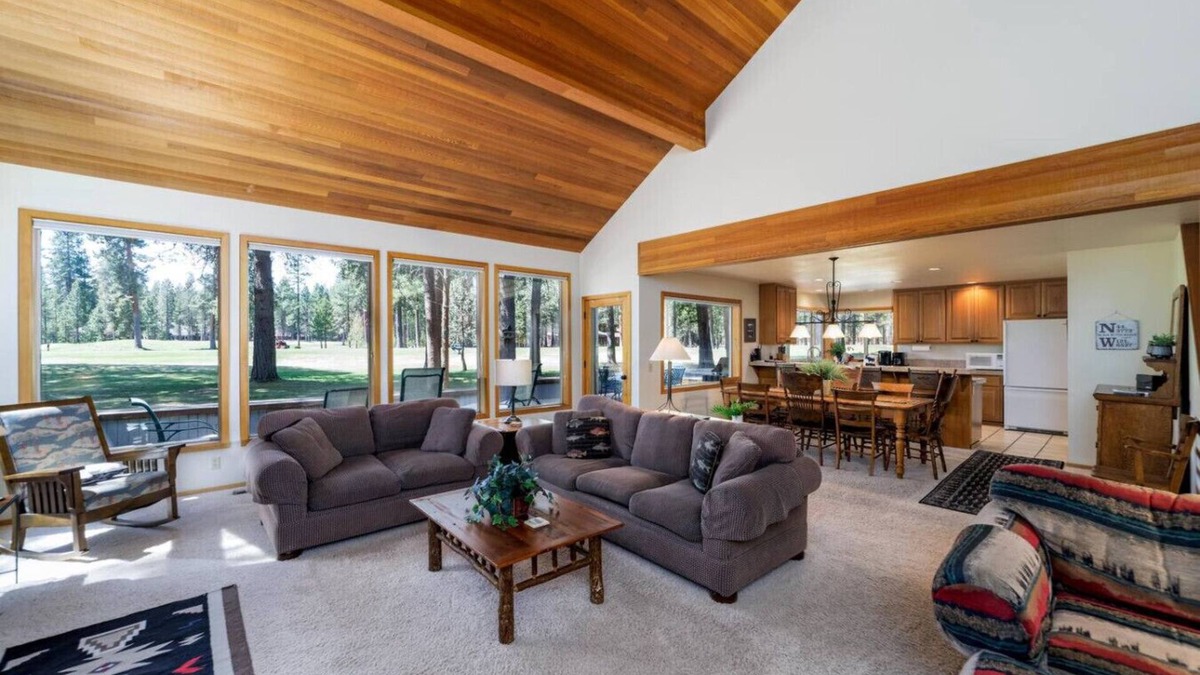 Black Butte Ranch House | Family-Friendly 3BR Hot Tub Golf Course View