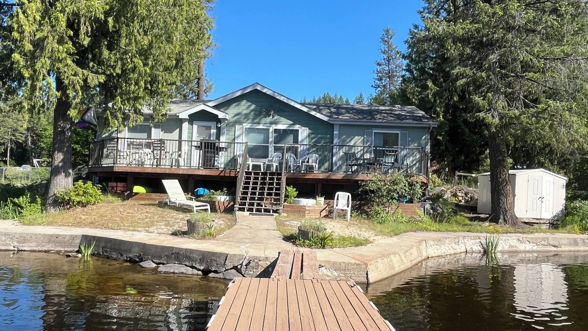 Newport Cabin | Family friendly 3-bedroom lake front cabin in Newport with a private dock