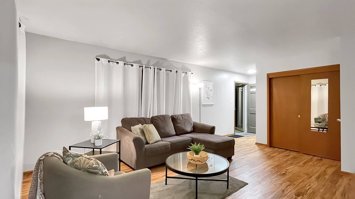Des Moines Apartment | Family Friendly 3 BR 2 Bath Duplex Sleeps 9!