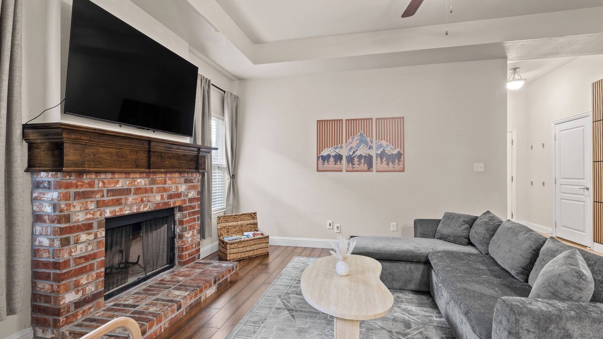 Lake Dallas House | Family-Friendly 3BR Retreat Sleeps 10 King Suite Bunks and Office