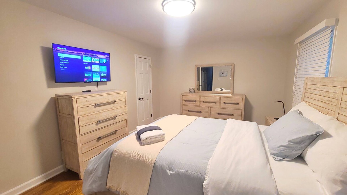 Sharon Woods House | Family Friendly 4BR 2.5 BTH Home w/games, books,parking, Vball set , Uptwn 15min