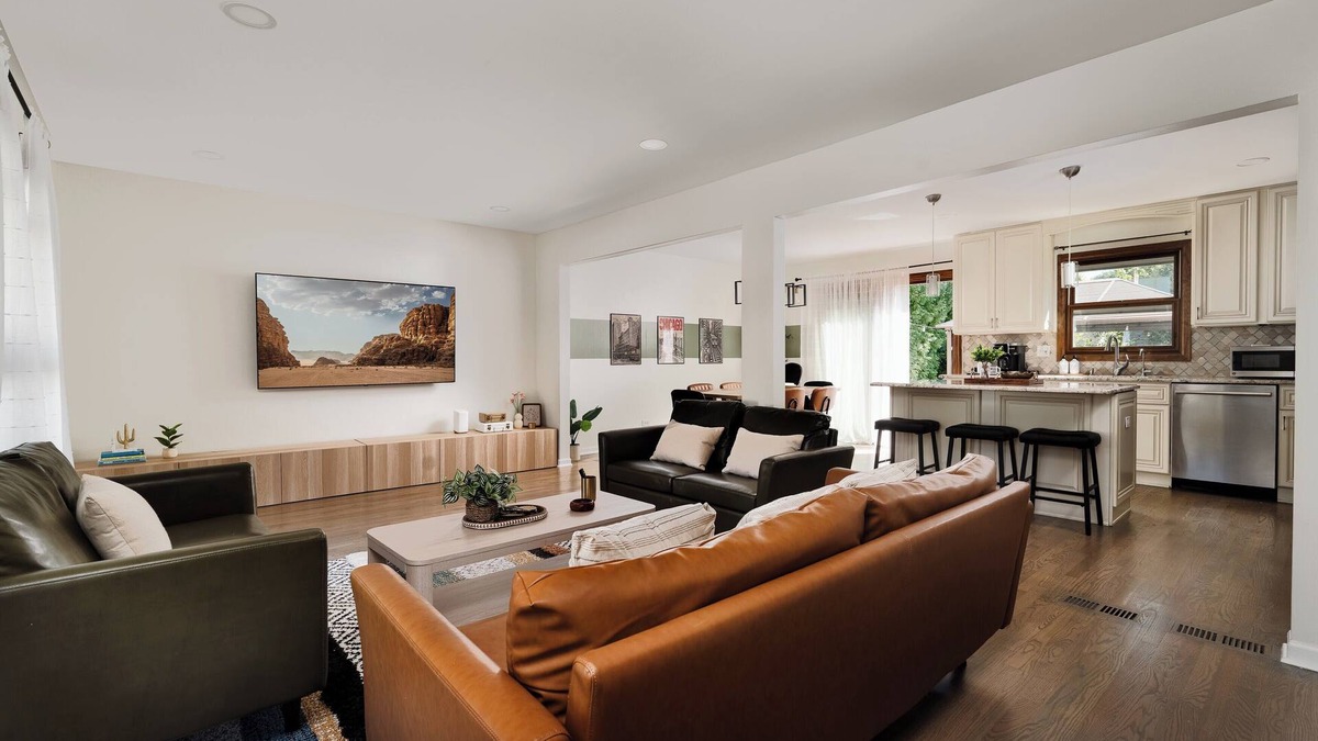 Wasco House | Family Friendly 4BR with Backyard+Games, ORD, Chicago, Workspace