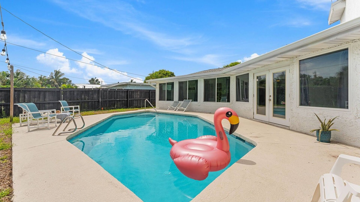 Cleggmoor House | Family-Friendly Beach House – Private Pool, Balcony, BBQ Grills & Prime Location!