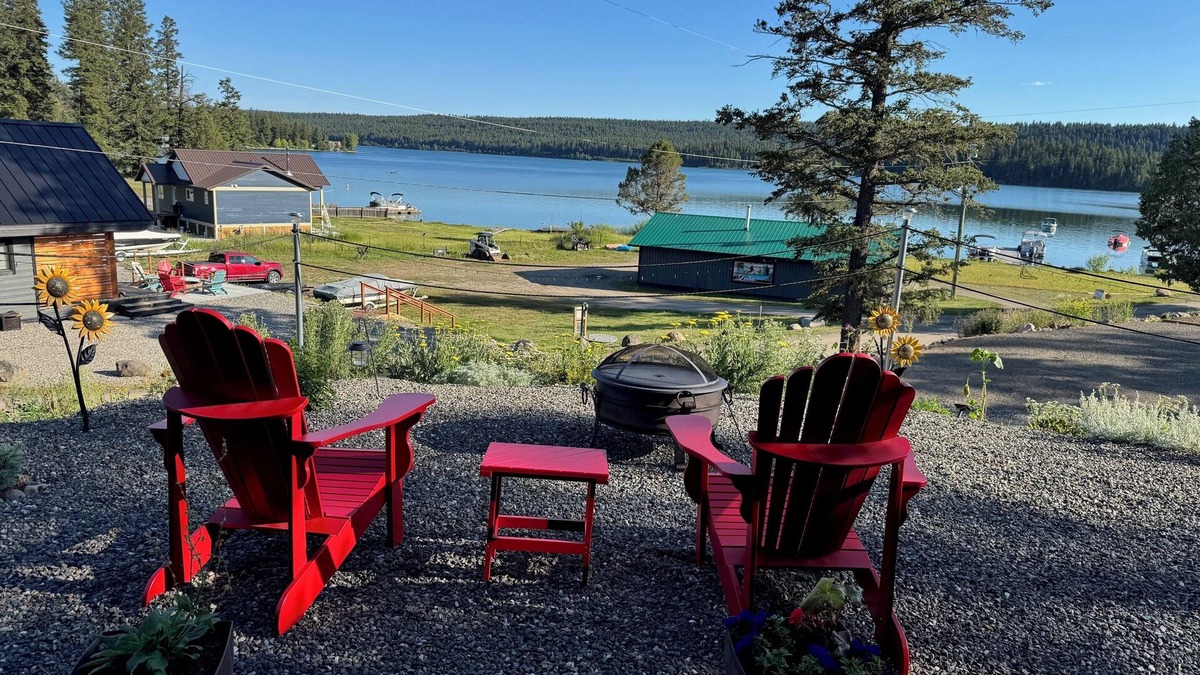 Lac La Hache Cabin | Family friendly Charming Lakeside cottage on Lac La Hache! Fun all year!