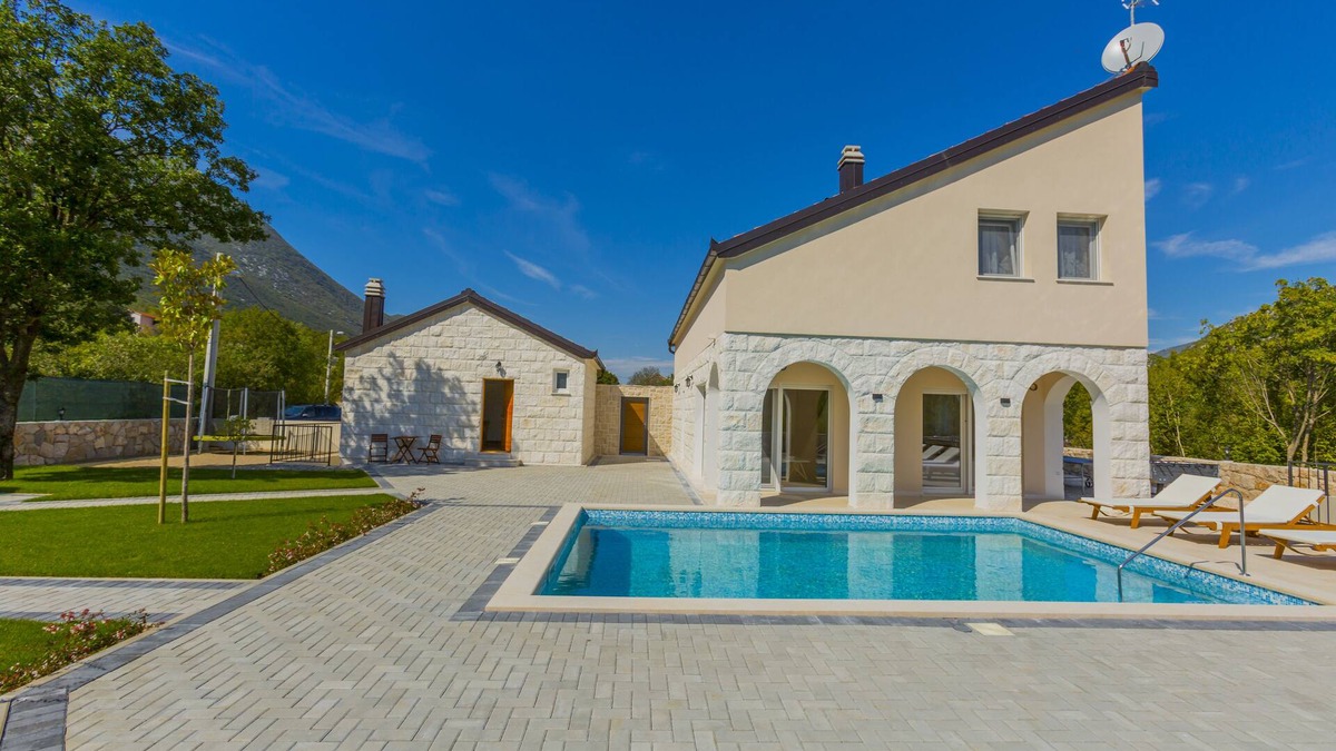 Rastovac Villa | family-friendly, capacity 6+2
