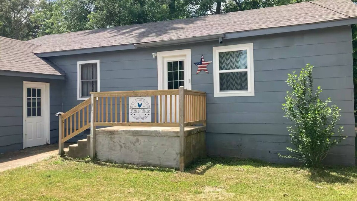 Van Buren House | Family-Friendly Central 3BR/2BA Van Buren Home w/Fire Pit & Starlink WiFi