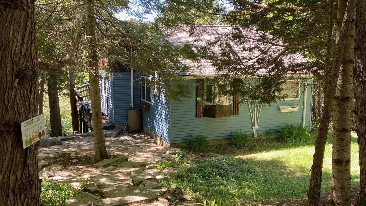 Minden Cottage | Family-friendly cottage right on Drag River