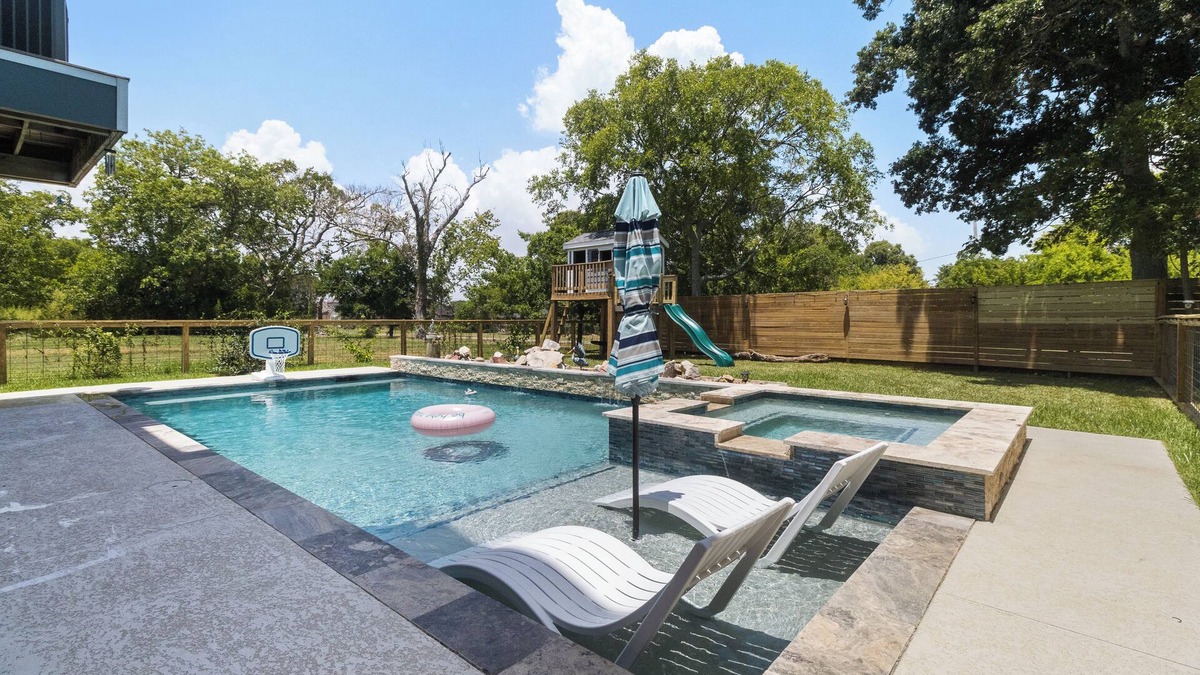El Lago House | Family friendly Coastal Getaway w/pool. 5 Minutes to Kemah Boardwalk!
