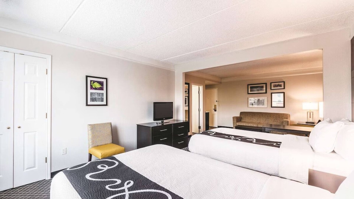 Arsenal Hotel | Family Friendly Double Bed Studio, La Quinta Inn, Steps from Milam Square