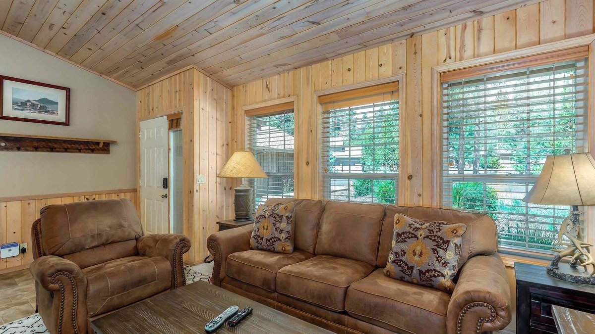 Deer Park House | Family-Friendly Fun at Oregon Loop Getaway– Sleeps 9 + Hot Tub + Bikes + Pet-Fr