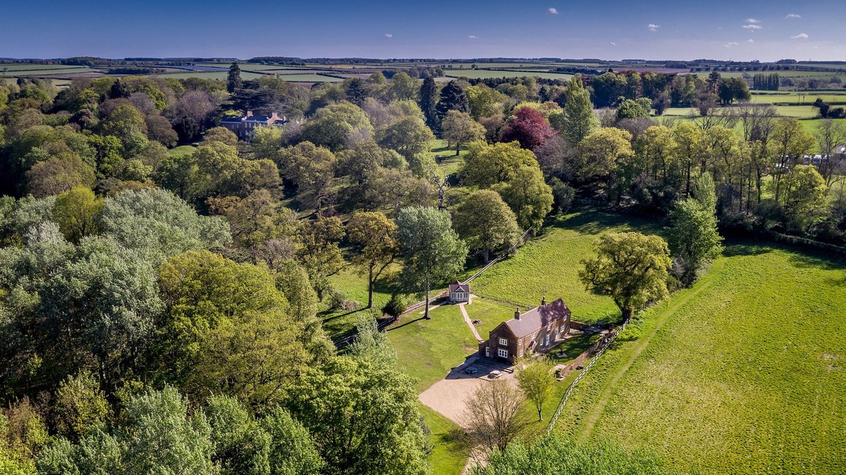 Ingoldisthorpe House | Family Friendly House, large 2 Acres,Sleeps 8,Near Sandringham & Coastal Beaches
