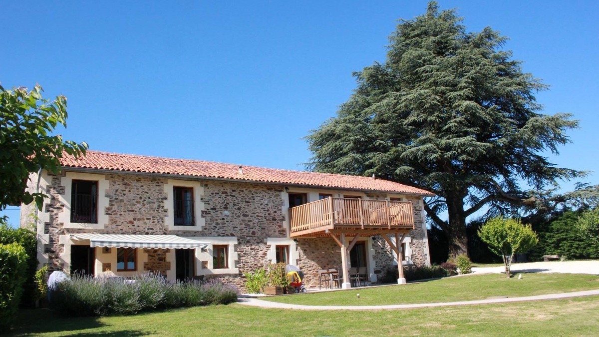 Le Lindois Cottage | Family Friendly Gite with Private Heated Pool, PlayPark, Large Garden & Gym
