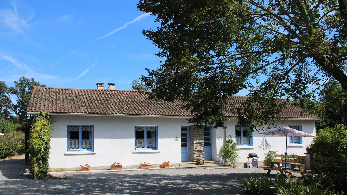 Vayres Cottage | Family friendly gite near Rochechouart, with heated pool and fishing lake