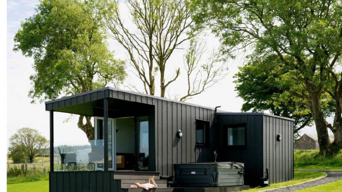 Ballycastle Apartment | Family Friendly Glamping Cabin 2 bedroom & Hot Tub