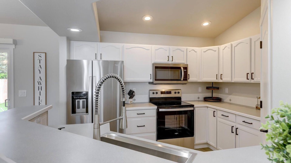 Caldwell House | Family friendly guest home - 5-min to CofI and fairgrounds (sleeps 6)