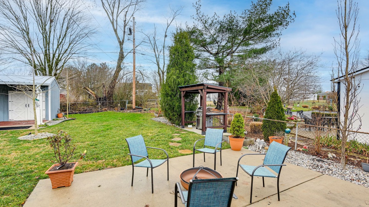 Springfield House | Family-Friendly Home w/Yard: 27 Mi to Nashville!