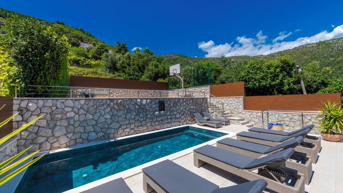 Zaton House | Family Friendly Home with Private Heated Pool & Basketball Court