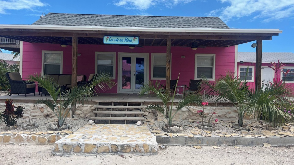 William's Town House | Family friendly house, La Vie en Rose 2 min walk to Tropic of Cancer