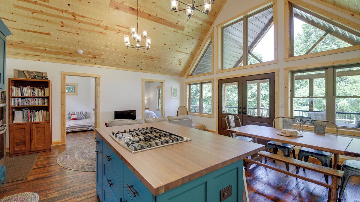 Koleen Cabin | Family-Friendly Indiana Cabin w/Hot Tub & Decks