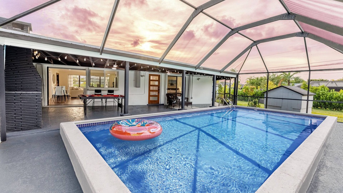 Ludlam House | Family Friendly Kendall Retreat w/Pool