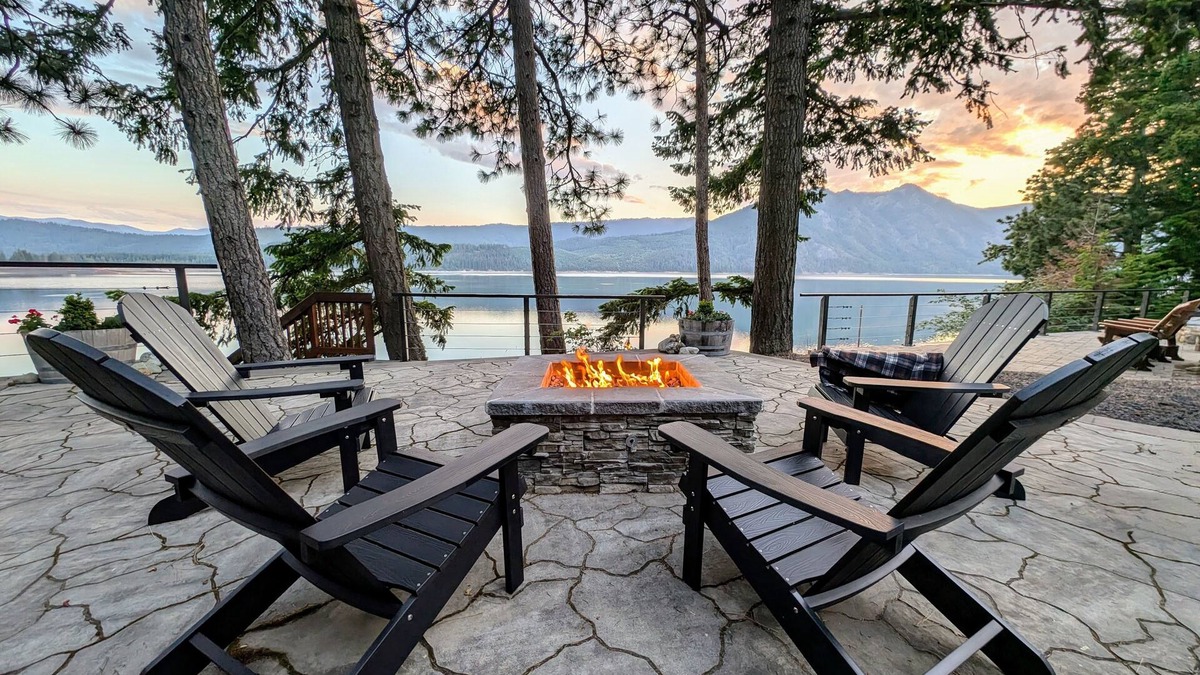 Cle Elum Cabin | Family-friendly lakefront cabin with fire pit and deck