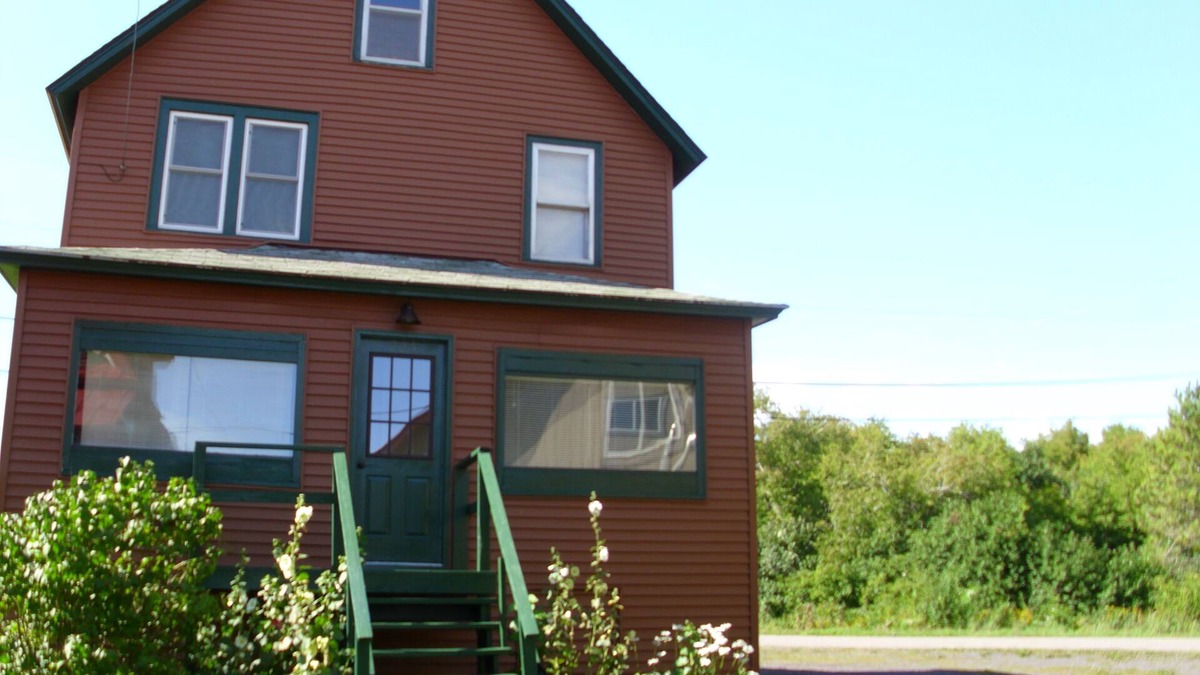 Laurium House | Family Friendly, Located Between Two Ski Hills, cable tv, WiFi, Off Road Parking