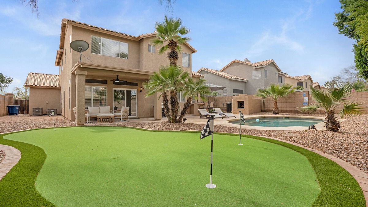 Gilbert House | Family Friendly, Putting Green and Heated Pool. Centrally located!