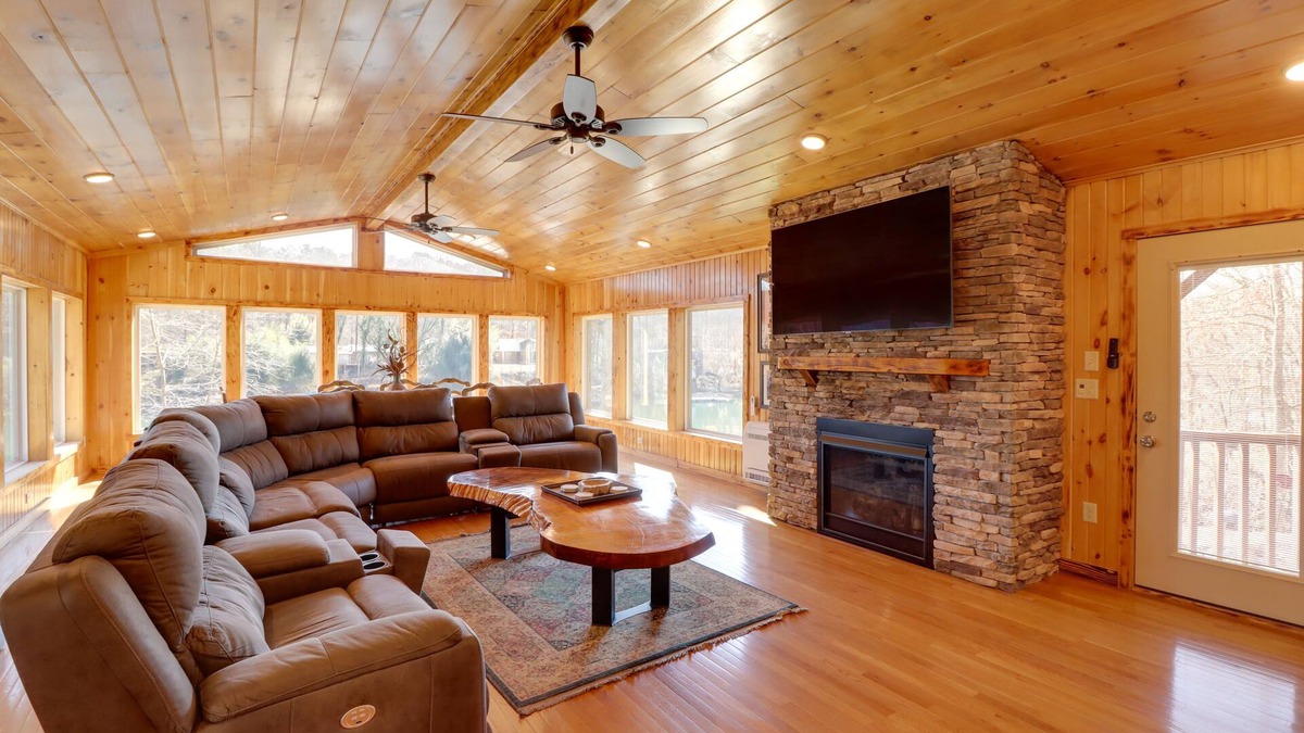 Wilburn Cabin | Family-Friendly Riverfront Manor on the Little Red