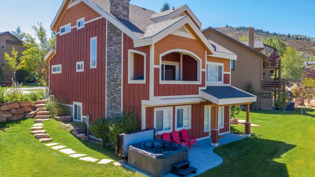 Bear Hollow Village House | Family Friendly Retreat for 17 w/Hot Tub & Views - 5 min to PCMR Canyons Village