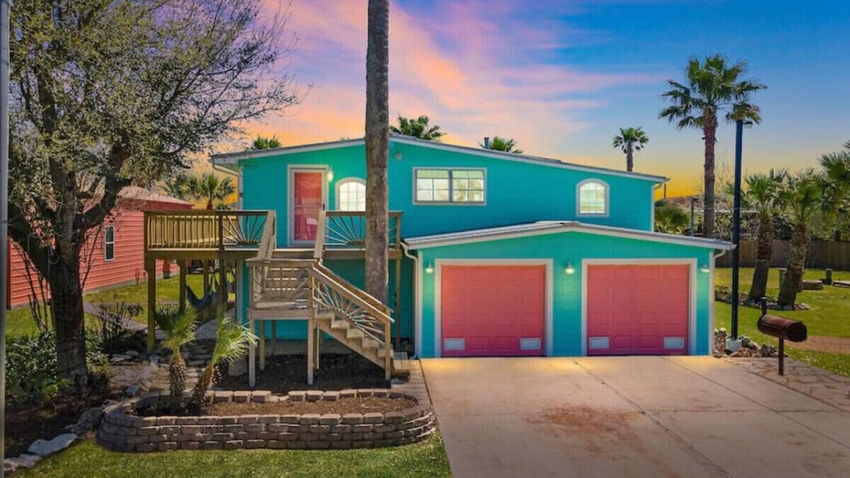 San Leon House | Family-Friendly Retreat with Pool & Outdoor Lounge