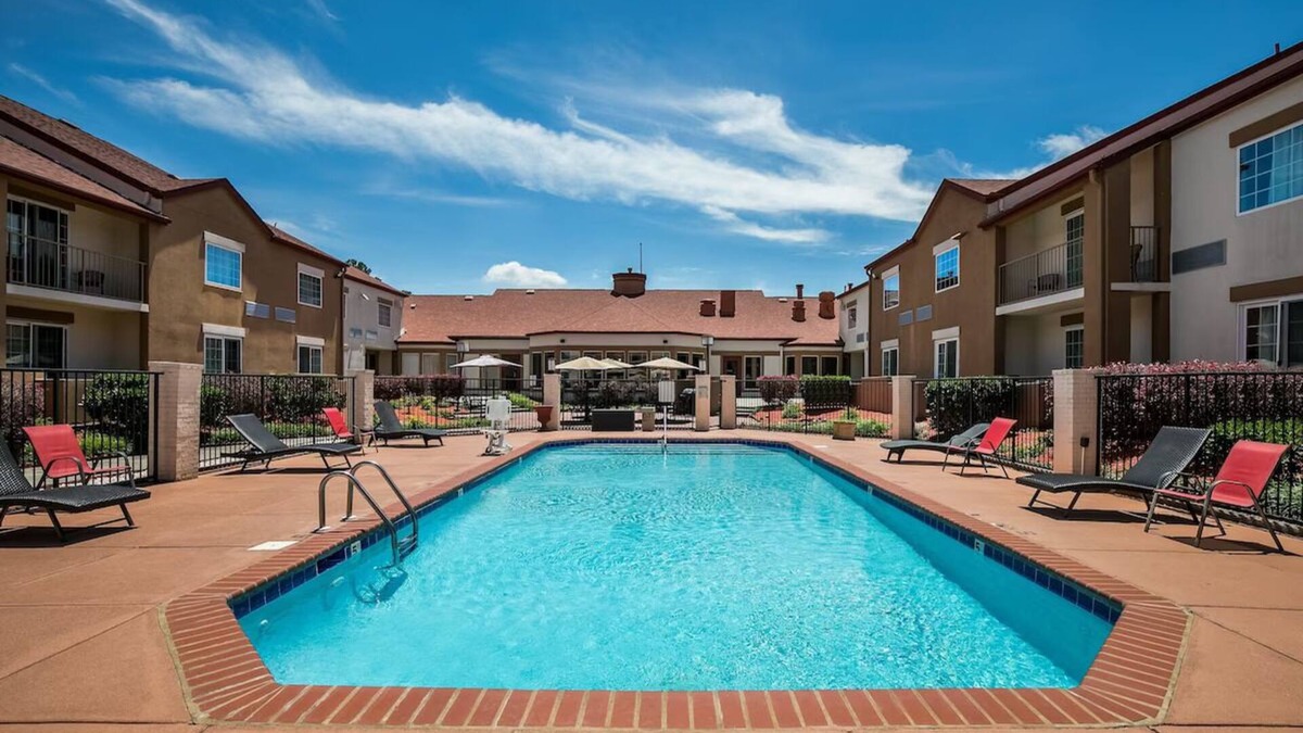 Ashley Oaks Hotel | Family-friendly Room w/Free Hot Breakfast | Free Onsite Parking