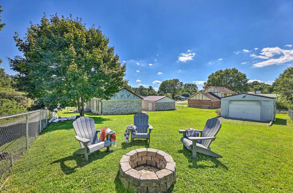 Summerlee House | Family-Friendly Sanctuary BBQ, Patio and Yard