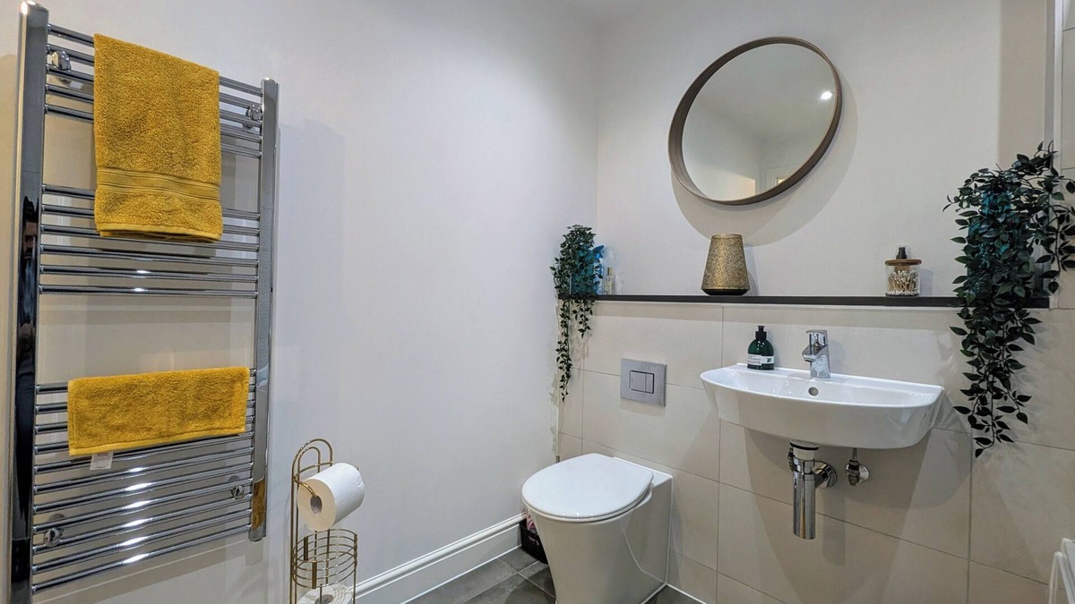 Epsom Apartment | Family Friendly Stay Near London | WiFi
