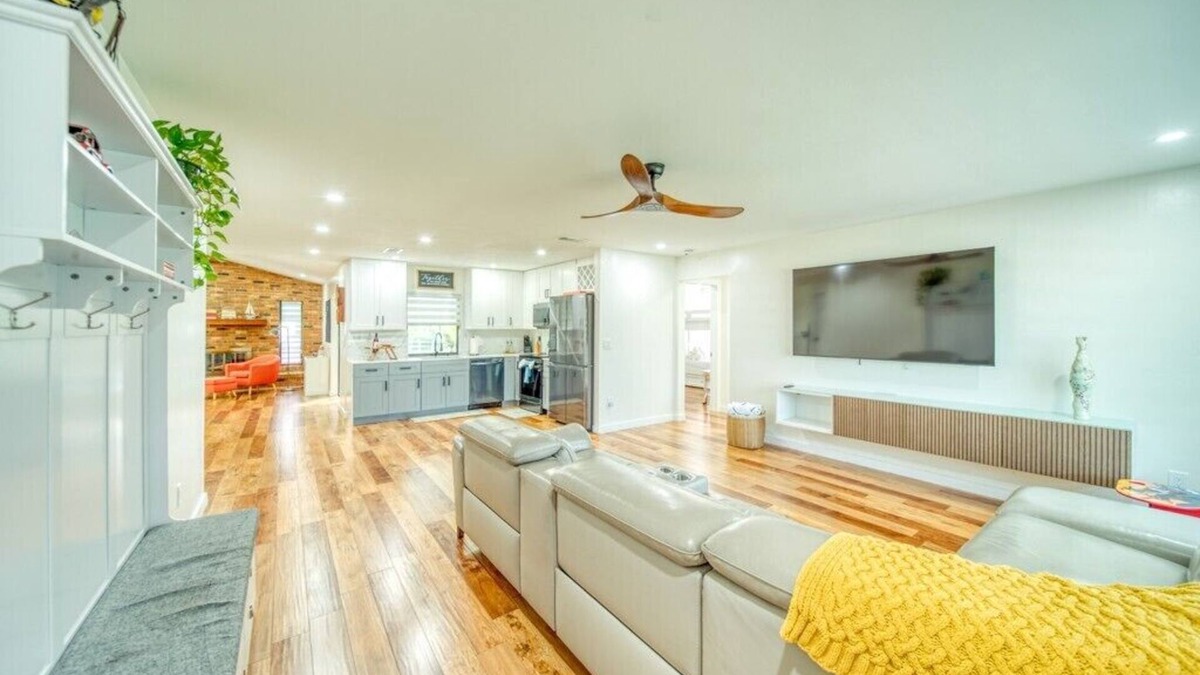 Diplomat House | Family Friendly Stay - Tesla charger