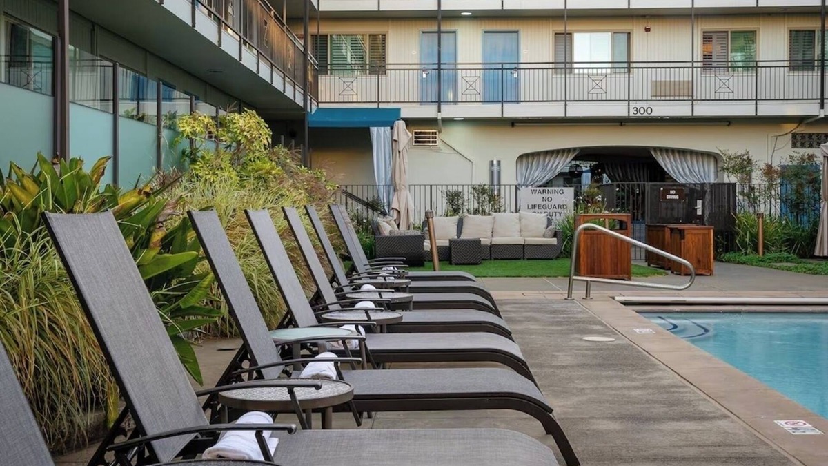 Corte Madera Hotel | Family-Friendly Suite | Outdoor Pool | Free Parking | Courtyard | BBQ Area