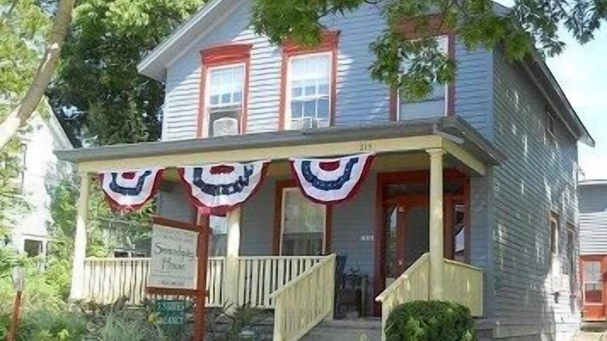 Frankfort House | Family Friendly Suite a block from Lake Michigan