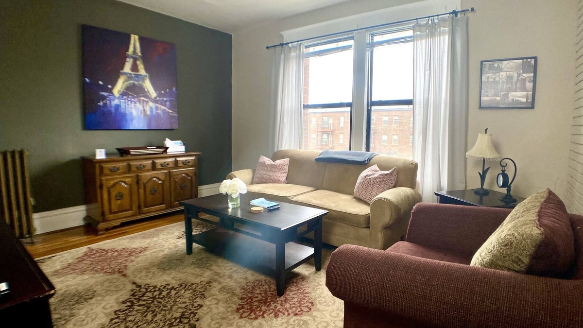DeBaliviere Place Condo | Family-friendly suite with King+Queen beds-Steps to Metrolink Off-Street Parking