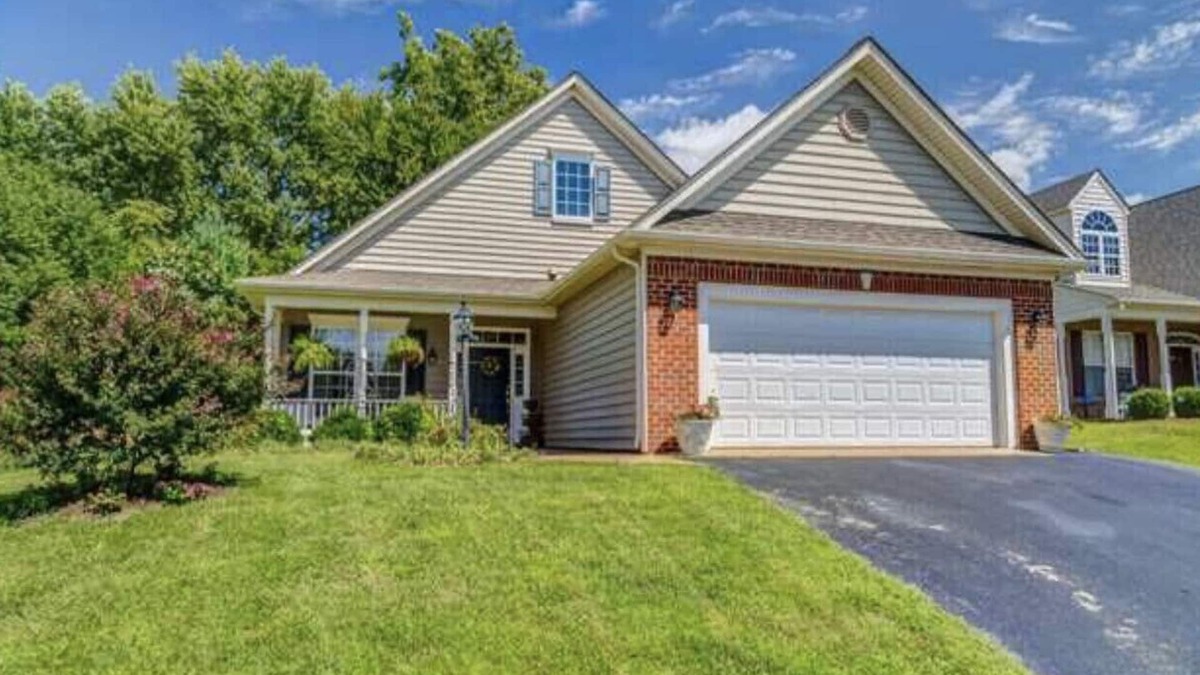 Rio House | Family-friendly single home/Walking distance to shopping center and restaurants