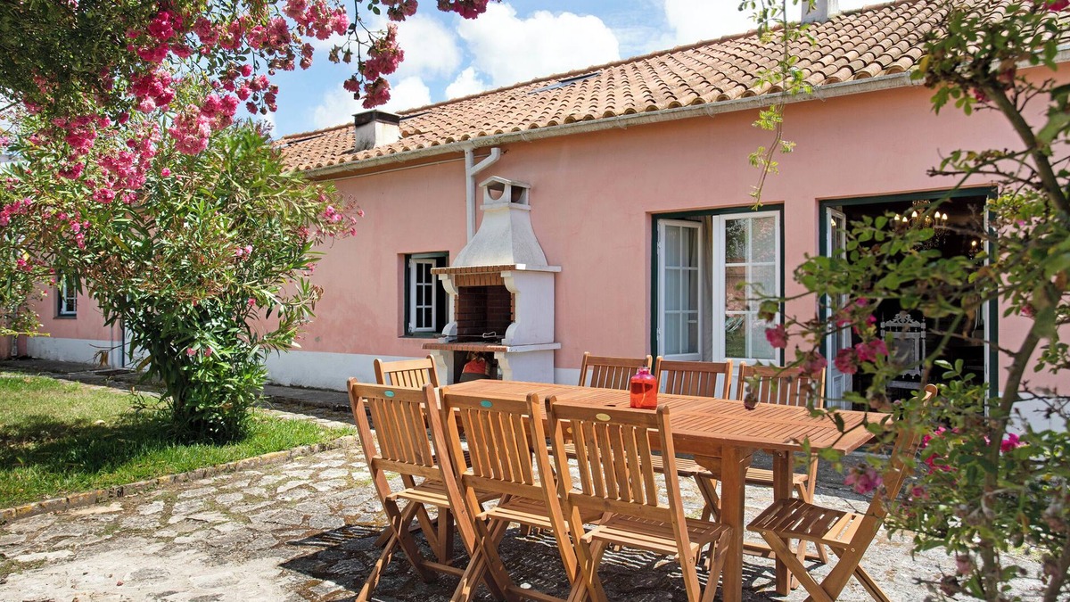 Alcobaca House | Family-Friendly Vacation Home 'Casa Alfeizerão' with Garden & Wi-Fi