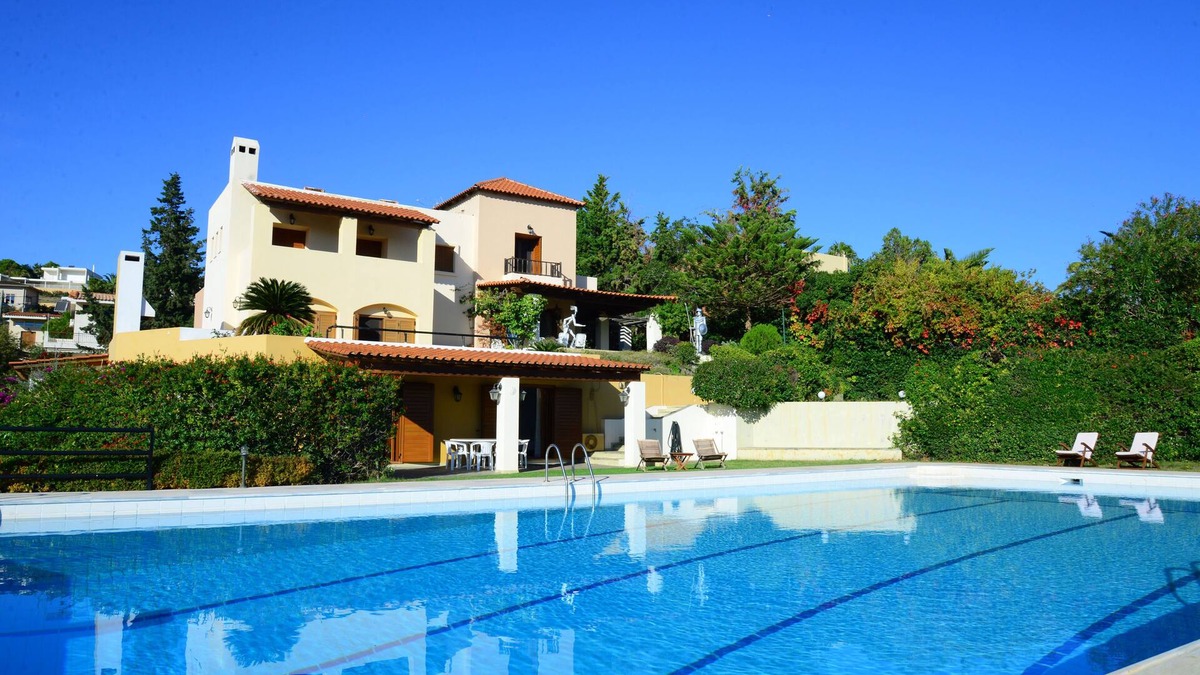 Anavyssos Villa | Family friendly villa with private pool & basketball -5min walk to the beach