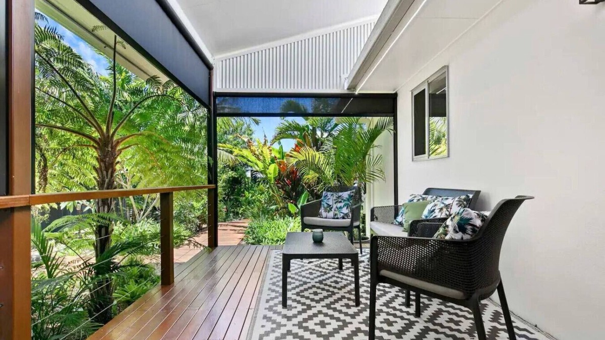 Point Vernon House | Family Friendly Walk to Beach Tropical Retreat + BBQ Deck