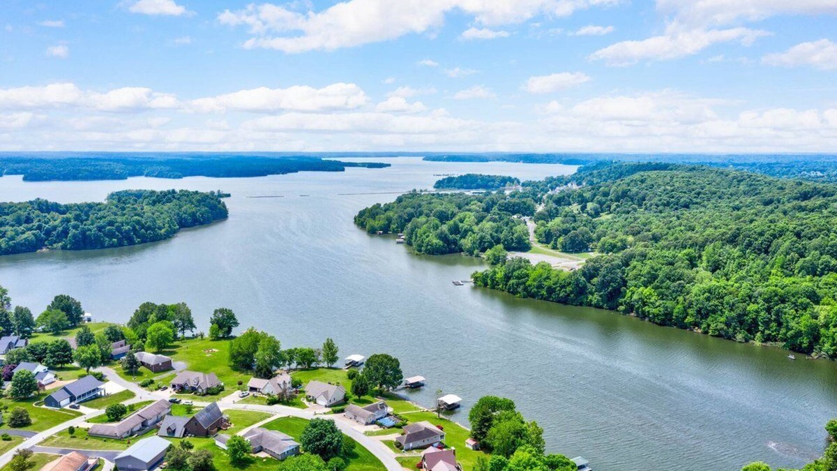 Eddyville Cabin | Family, Friends, and Lake Views @ "All Decked Out"