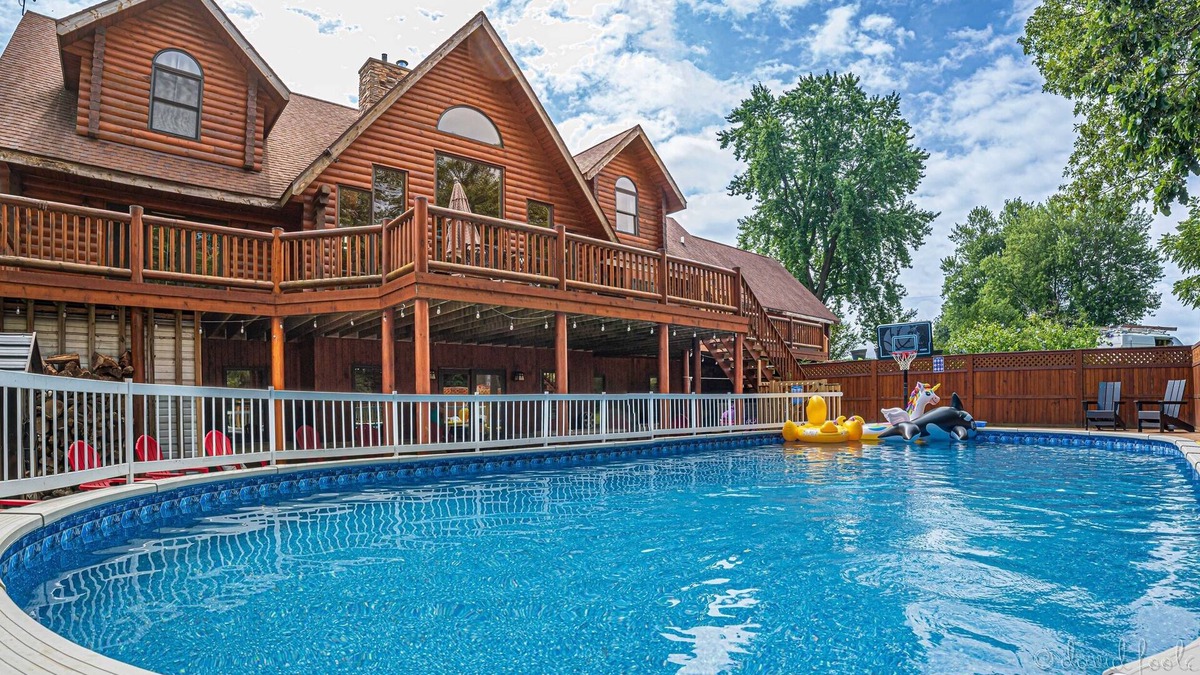 Kent Cabin | Family + Friends Escape! Kings beds | 7 Bedrms | 2 game rooms | hot tub
