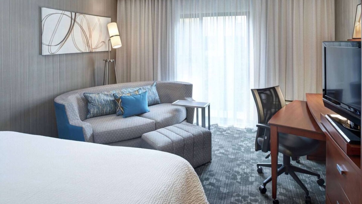 Brookfield Hotel | Family Fun at Milwaukee County Zoo! Pet-friendly Property, Indoor Swimming Pool!
