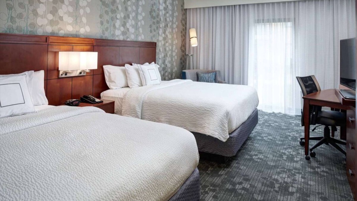 Brookfield Hotel | Family Fun at Milwaukee County Zoo! Indoor Pool!
