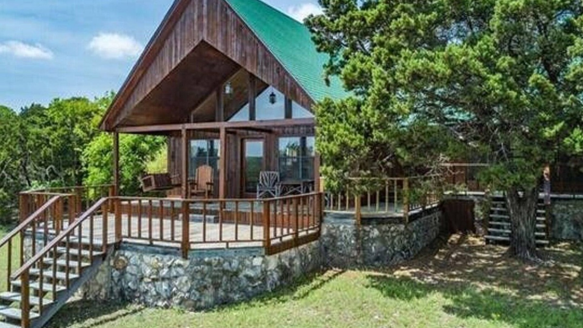 Morgan House | Family Fun, Large Deck, King Bed, Firepit, Serene, Lake Close by, Activities