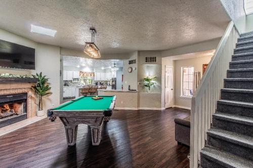 Farmington House | Family Fun, Movie Theater Games Full Kitchen Pool table Quiet Cul-de-Sac