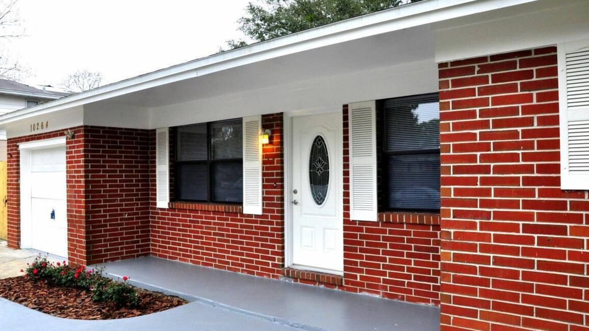 Arlington House | Family fun pool house with game room