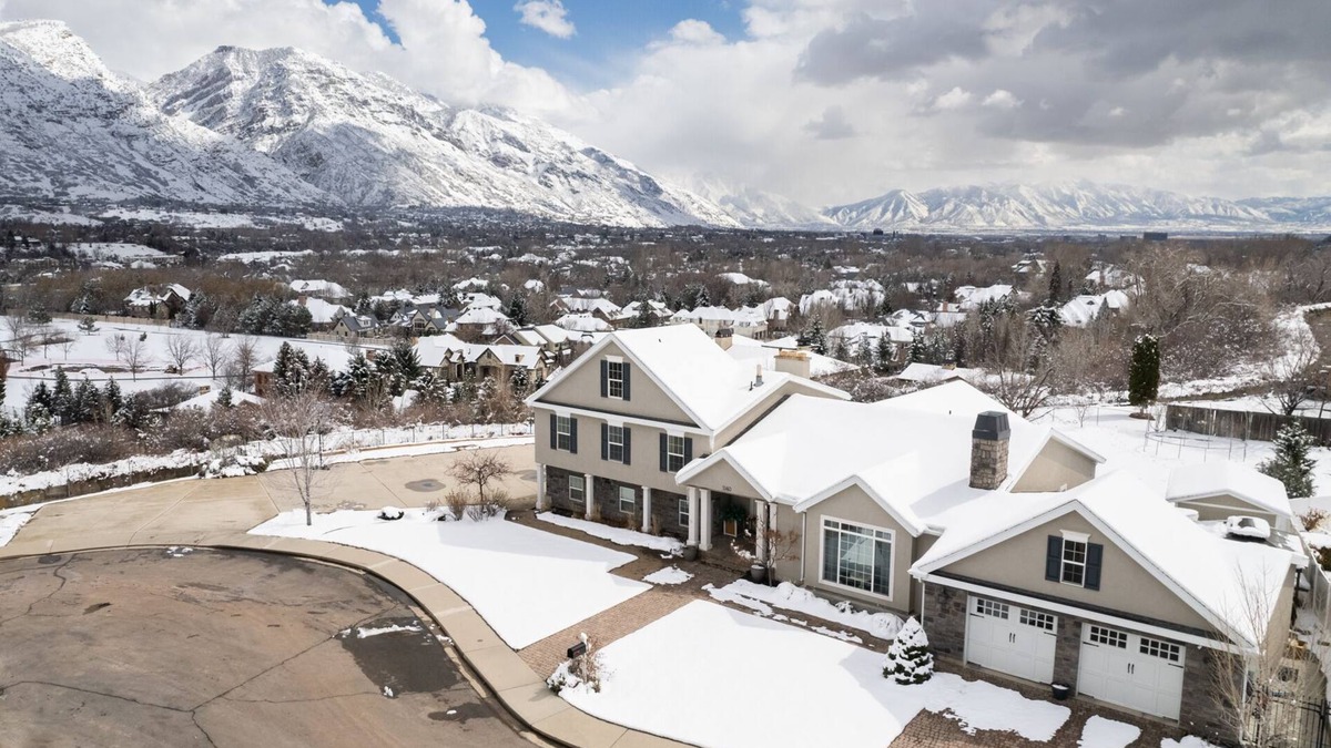 Orem House | Family Gathering Place with Views, Firepit, Pickleball Court, & Trampoline