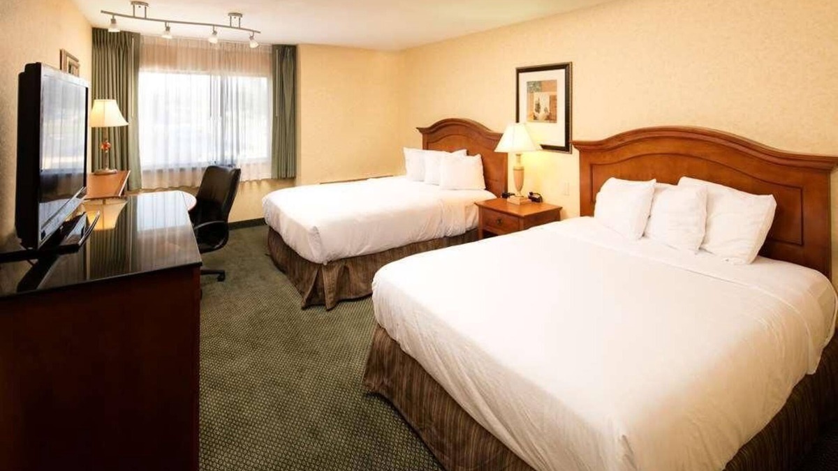 Wenatchee Hotel | Family Getaway! 2 Pet-friendly Units, Outdoor Pool, Free Parking Onsite